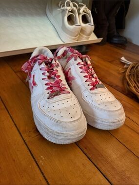 White Sneakers with Pink Star Accent and Pink Laces bapesta